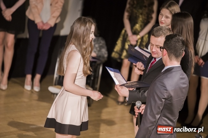 Zdjęcie w galerii na portalu naszraciborz.pl: Maturzyści z I LO i Liceum Plastycznego pożegnali się ze szkołą wiadomości z regionu