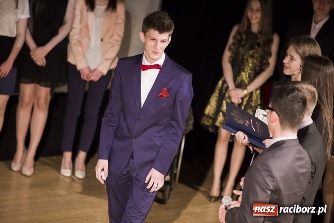 Zdjęcie w galerii na portalu naszraciborz.pl: Maturzyści z I LO i Liceum Plastycznego pożegnali się ze szkołą wiadomości z regionu