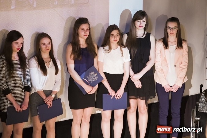 Zdjęcie w galerii na portalu naszraciborz.pl: Maturzyści z I LO i Liceum Plastycznego pożegnali się ze szkołą wiadomości z regionu