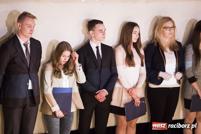 Zdjęcie w galerii na portalu naszraciborz.pl: Maturzyści z I LO i Liceum Plastycznego pożegnali się ze szkołą wiadomości z regionu