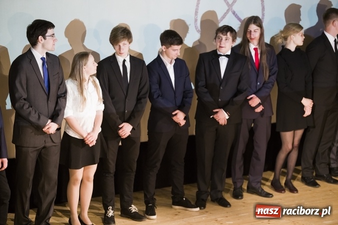 Zdjęcie w galerii na portalu naszraciborz.pl: Maturzyści z I LO i Liceum Plastycznego pożegnali się ze szkołą wiadomości z regionu