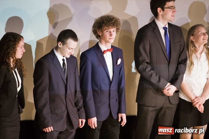 Zdjęcie w galerii na portalu naszraciborz.pl: Maturzyści z I LO i Liceum Plastycznego pożegnali się ze szkołą wiadomości z regionu