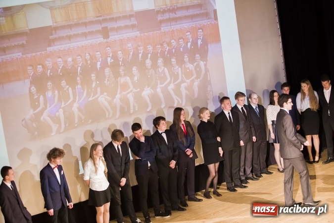Zdjęcie w galerii na portalu naszraciborz.pl: Maturzyści z I LO i Liceum Plastycznego pożegnali się ze szkołą wiadomości z regionu