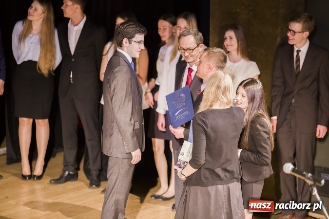 Zdjęcie w galerii na portalu naszraciborz.pl: Maturzyści z I LO i Liceum Plastycznego pożegnali się ze szkołą wiadomości z regionu