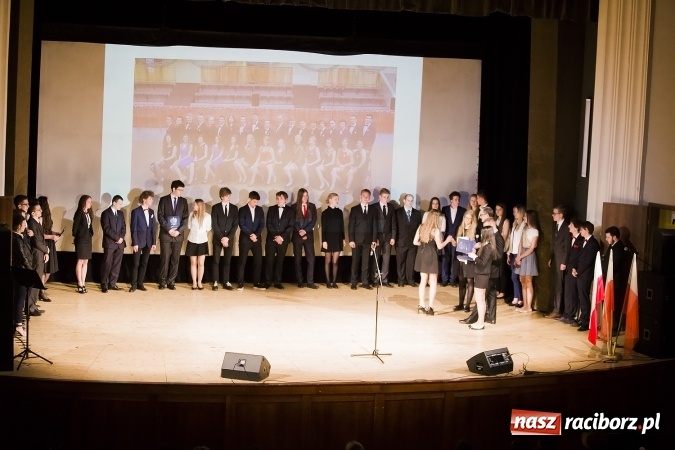 Zdjęcie w galerii na portalu naszraciborz.pl: Maturzyści z I LO i Liceum Plastycznego pożegnali się ze szkołą wiadomości z regionu