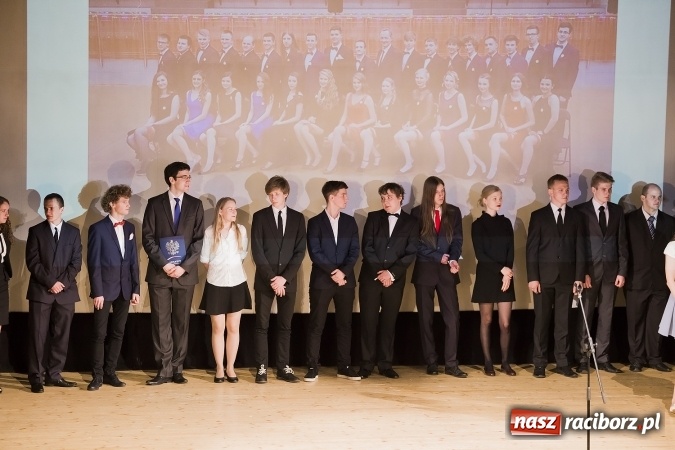 Zdjęcie w galerii na portalu naszraciborz.pl: Maturzyści z I LO i Liceum Plastycznego pożegnali się ze szkołą wiadomości z regionu
