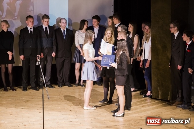 Zdjęcie w galerii na portalu naszraciborz.pl: Maturzyści z I LO i Liceum Plastycznego pożegnali się ze szkołą wiadomości z regionu