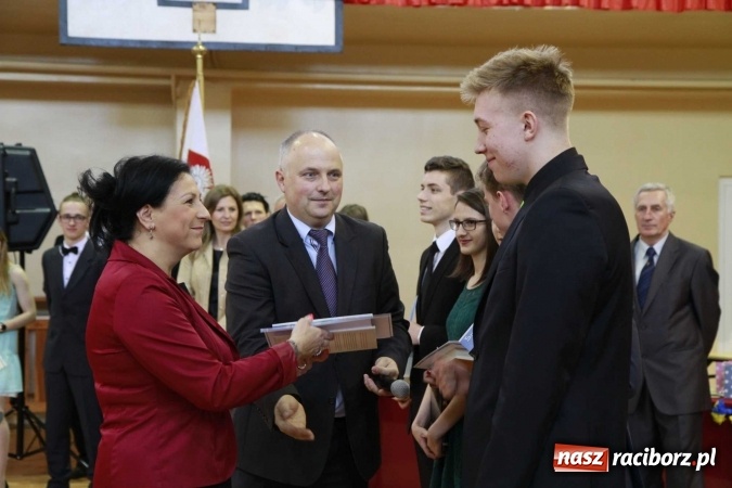 Zdjęcie w galerii na portalu naszraciborz.pl: ZSOMS pożegnał wczoraj swoich maturzystów wiadomości z regionu