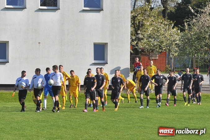 Zdjęcie w galerii na portalu naszraciborz.pl: A klasa: Trzy punkty zostały w Chałupkach wiadomości z regionu