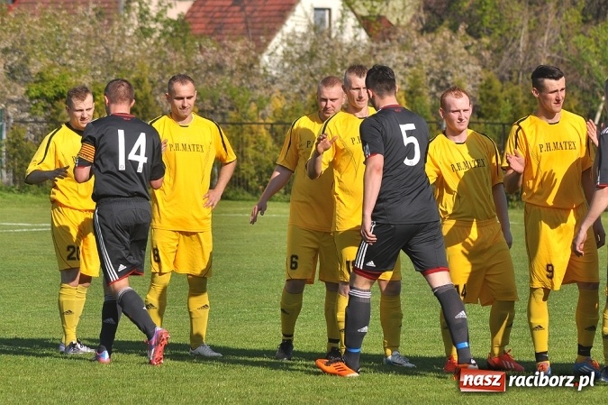 Zdjęcie w galerii na portalu naszraciborz.pl: A klasa: Trzy punkty zostały w Chałupkach wiadomości z regionu
