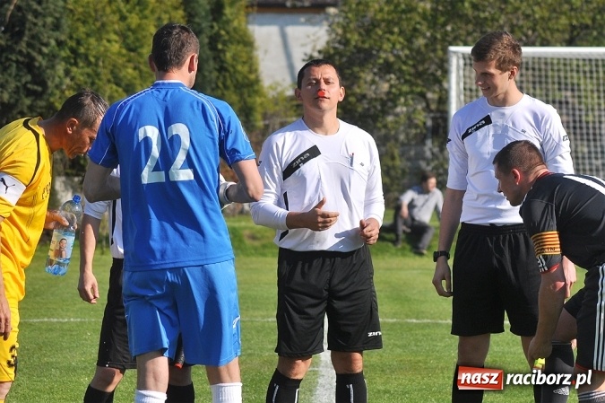 Zdjęcie w galerii na portalu naszraciborz.pl: A klasa: Trzy punkty zostały w Chałupkach wiadomości z regionu