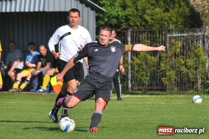 Zdjęcie w galerii na portalu naszraciborz.pl: A klasa: Trzy punkty zostały w Chałupkach wiadomości z regionu