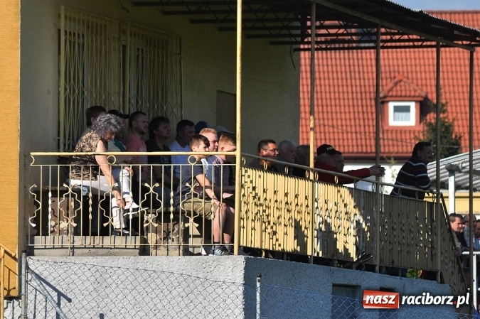 Zdjęcie w galerii na portalu naszraciborz.pl: A klasa: Trzy punkty zostały w Chałupkach wiadomości z regionu