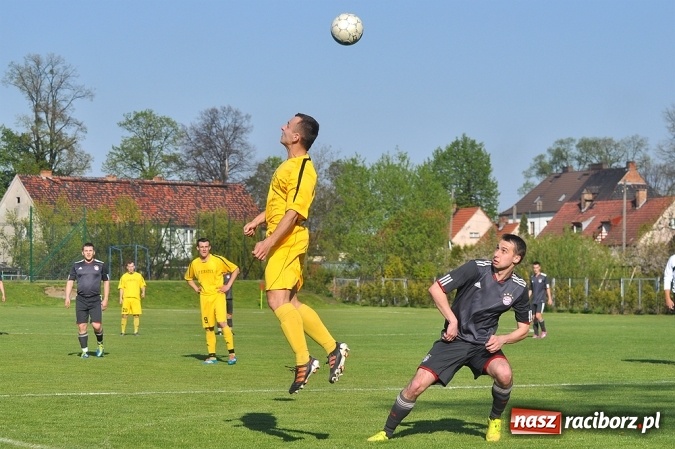 Zdjęcie w galerii na portalu naszraciborz.pl: A klasa: Trzy punkty zostały w Chałupkach wiadomości z regionu