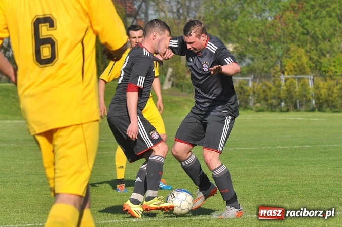 Zdjęcie w galerii na portalu naszraciborz.pl: A klasa: Trzy punkty zostały w Chałupkach wiadomości z regionu