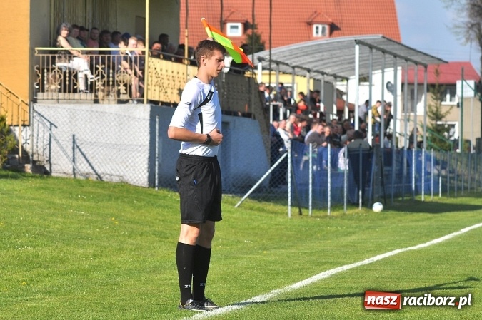 Zdjęcie w galerii na portalu naszraciborz.pl: A klasa: Trzy punkty zostały w Chałupkach wiadomości z regionu