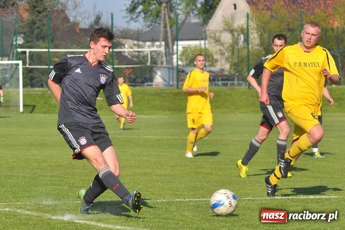 Zdjęcie w galerii na portalu naszraciborz.pl: A klasa: Trzy punkty zostały w Chałupkach wiadomości z regionu