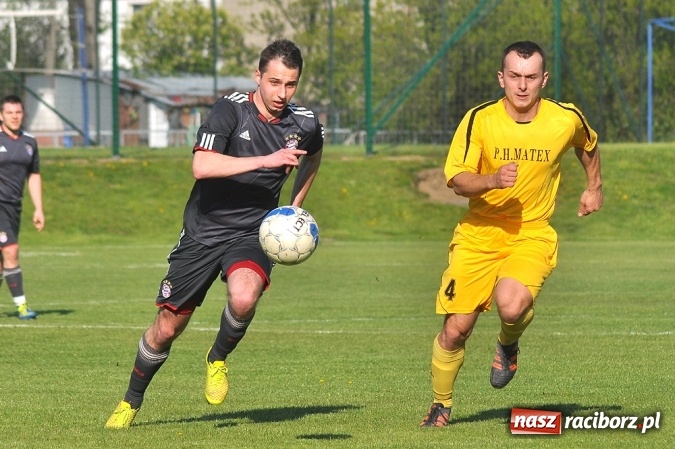 Zdjęcie w galerii na portalu naszraciborz.pl: A klasa: Trzy punkty zostały w Chałupkach wiadomości z regionu