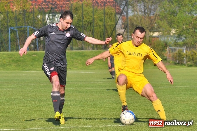 Zdjęcie w galerii na portalu naszraciborz.pl: A klasa: Trzy punkty zostały w Chałupkach wiadomości z regionu