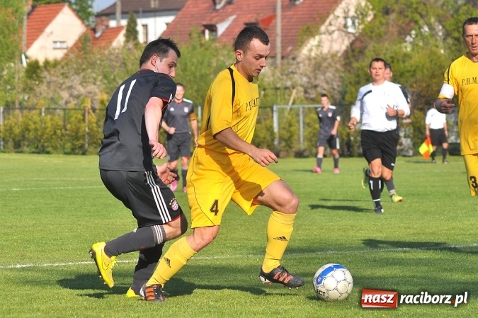 Zdjęcie w galerii na portalu naszraciborz.pl: A klasa: Trzy punkty zostały w Chałupkach wiadomości z regionu