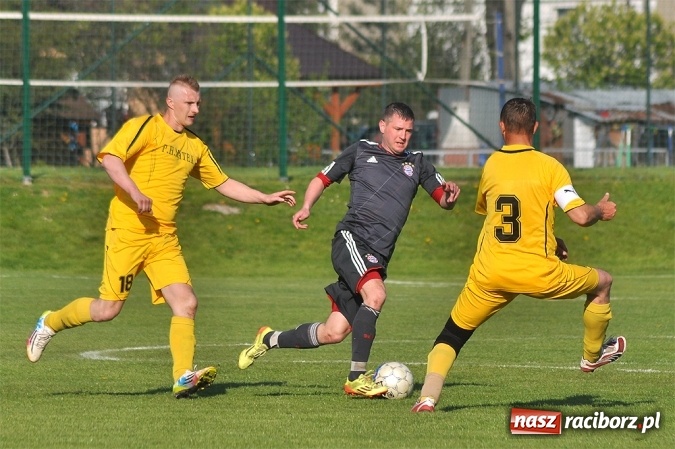 Zdjęcie w galerii na portalu naszraciborz.pl: A klasa: Trzy punkty zostały w Chałupkach wiadomości z regionu