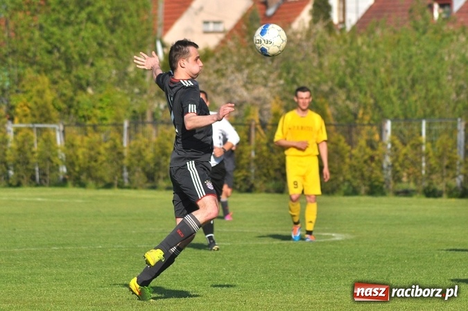 Zdjęcie w galerii na portalu naszraciborz.pl: A klasa: Trzy punkty zostały w Chałupkach wiadomości z regionu