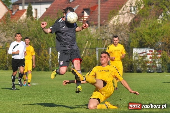 Zdjęcie w galerii na portalu naszraciborz.pl: A klasa: Trzy punkty zostały w Chałupkach wiadomości z regionu
