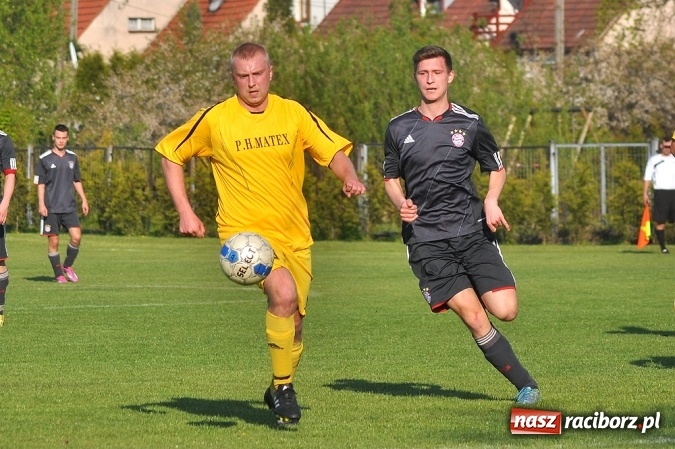 Zdjęcie w galerii na portalu naszraciborz.pl: A klasa: Trzy punkty zostały w Chałupkach wiadomości z regionu