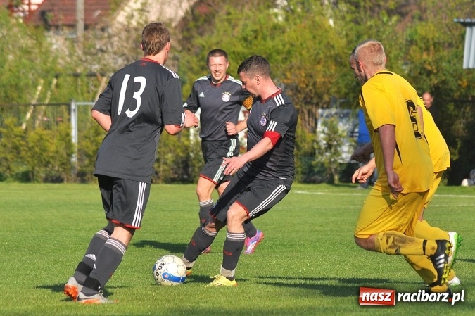 Zdjęcie w galerii na portalu naszraciborz.pl: A klasa: Trzy punkty zostały w Chałupkach wiadomości z regionu