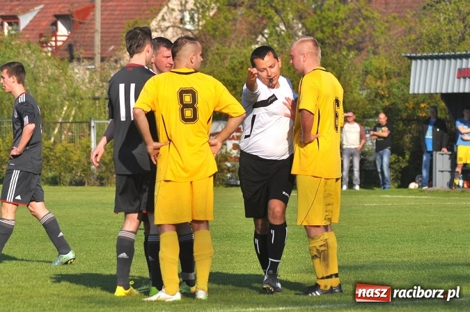 Zdjęcie w galerii na portalu naszraciborz.pl: A klasa: Trzy punkty zostały w Chałupkach wiadomości z regionu