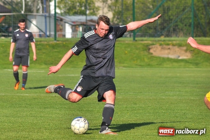 Zdjęcie w galerii na portalu naszraciborz.pl: A klasa: Trzy punkty zostały w Chałupkach wiadomości z regionu