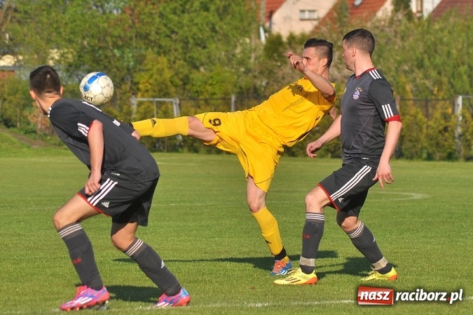 Zdjęcie w galerii na portalu naszraciborz.pl: A klasa: Trzy punkty zostały w Chałupkach wiadomości z regionu