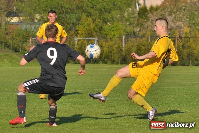 Zdjęcie w galerii na portalu naszraciborz.pl: A klasa: Trzy punkty zostały w Chałupkach wiadomości z regionu