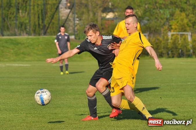 Zdjęcie w galerii na portalu naszraciborz.pl: A klasa: Trzy punkty zostały w Chałupkach wiadomości z regionu