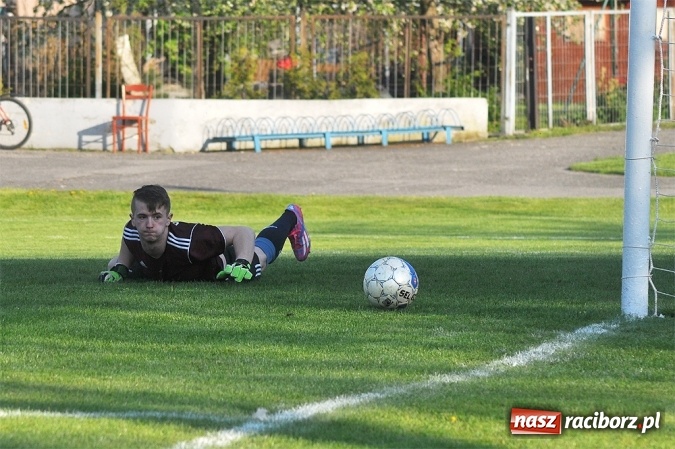 Zdjęcie w galerii na portalu naszraciborz.pl: A klasa: Trzy punkty zostały w Chałupkach wiadomości z regionu