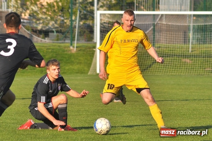 Zdjęcie w galerii na portalu naszraciborz.pl: A klasa: Trzy punkty zostały w Chałupkach wiadomości z regionu