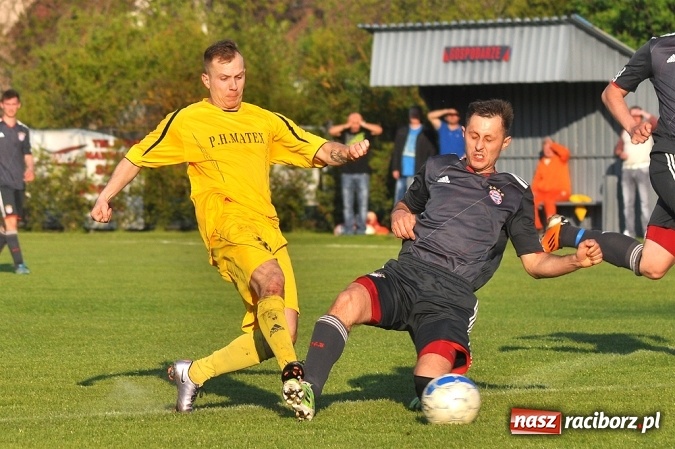 Zdjęcie w galerii na portalu naszraciborz.pl: A klasa: Trzy punkty zostały w Chałupkach wiadomości z regionu