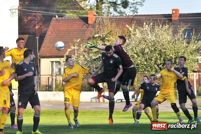 Zdjęcie w galerii na portalu naszraciborz.pl: A klasa: Trzy punkty zostały w Chałupkach wiadomości z regionu