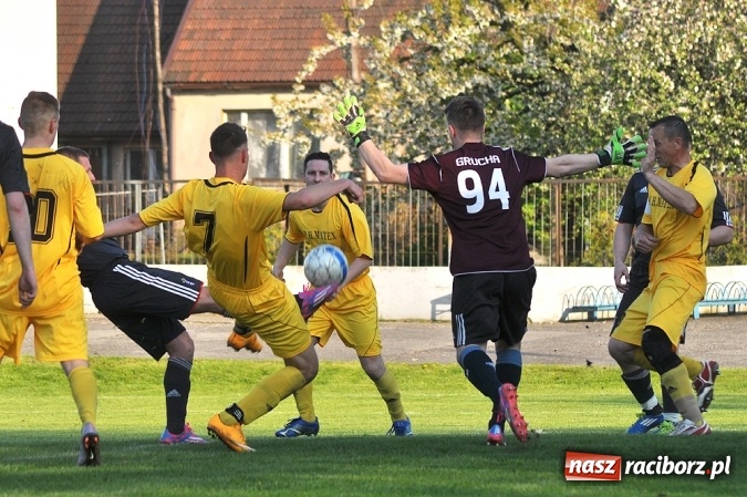 Zdjęcie w galerii na portalu naszraciborz.pl: A klasa: Trzy punkty zostały w Chałupkach wiadomości z regionu
