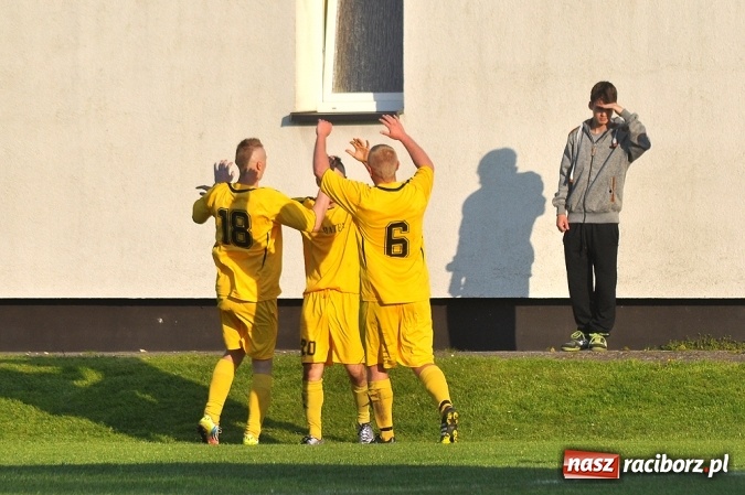 Zdjęcie w galerii na portalu naszraciborz.pl: A klasa: Trzy punkty zostały w Chałupkach wiadomości z regionu