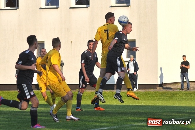 Zdjęcie w galerii na portalu naszraciborz.pl: A klasa: Trzy punkty zostały w Chałupkach wiadomości z regionu