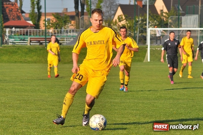 Zdjęcie w galerii na portalu naszraciborz.pl: A klasa: Trzy punkty zostały w Chałupkach wiadomości z regionu