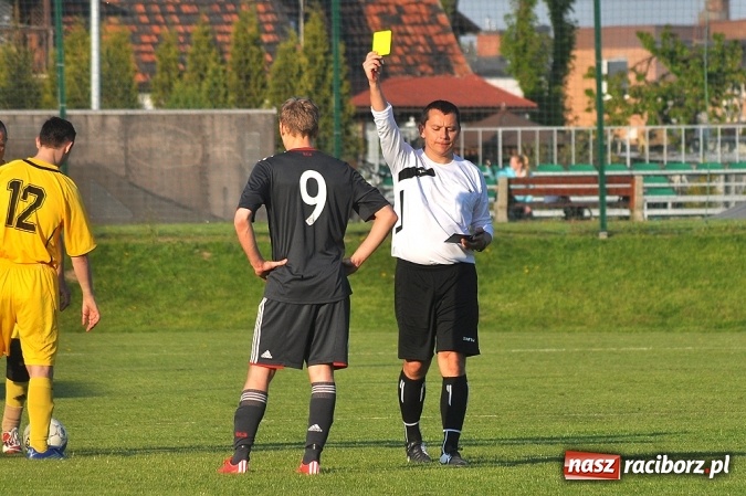Zdjęcie w galerii na portalu naszraciborz.pl: A klasa: Trzy punkty zostały w Chałupkach wiadomości z regionu