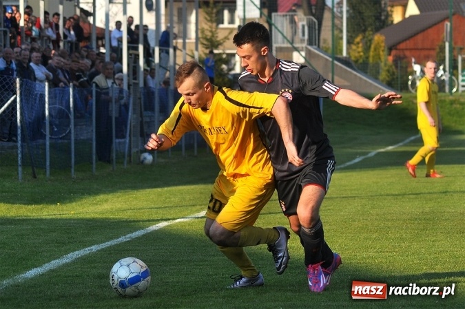 Zdjęcie w galerii na portalu naszraciborz.pl: A klasa: Trzy punkty zostały w Chałupkach wiadomości z regionu