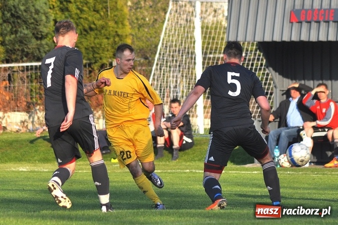 Zdjęcie w galerii na portalu naszraciborz.pl: A klasa: Trzy punkty zostały w Chałupkach wiadomości z regionu