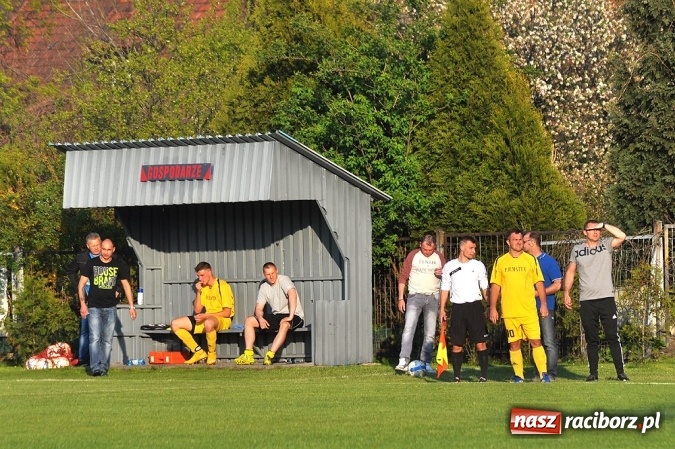 Zdjęcie w galerii na portalu naszraciborz.pl: A klasa: Trzy punkty zostały w Chałupkach wiadomości z regionu