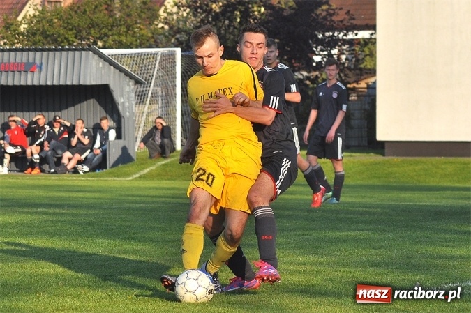 Zdjęcie w galerii na portalu naszraciborz.pl: A klasa: Trzy punkty zostały w Chałupkach wiadomości z regionu