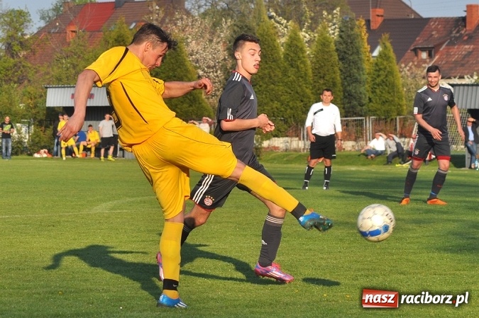 Zdjęcie w galerii na portalu naszraciborz.pl: A klasa: Trzy punkty zostały w Chałupkach wiadomości z regionu