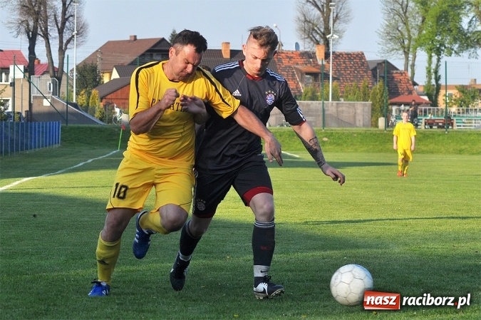 Zdjęcie w galerii na portalu naszraciborz.pl: A klasa: Trzy punkty zostały w Chałupkach wiadomości z regionu