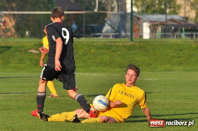 Zdjęcie w galerii na portalu naszraciborz.pl: A klasa: Trzy punkty zostały w Chałupkach wiadomości z regionu